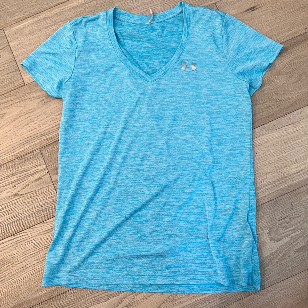 Under Armour women’s Small V neck exercise tee